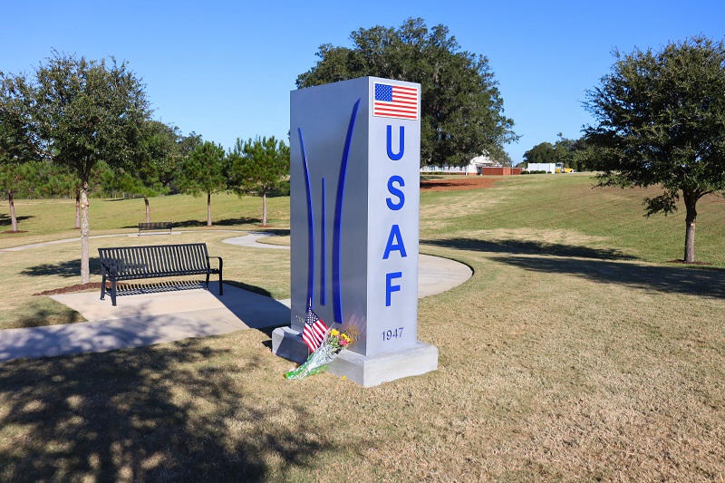 East and south-facing Memorial panels feature the American Flag and USAF as painted on their aircraft, 1947 (the year USAF became an independent service), and USAF’s Bomb Burst Maneuver